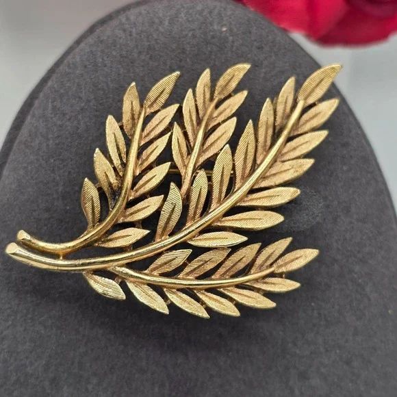 Trifari Gold Leaf Branch‎ Brooch Pin Vintage Estate Jewelry Elegant Accessory